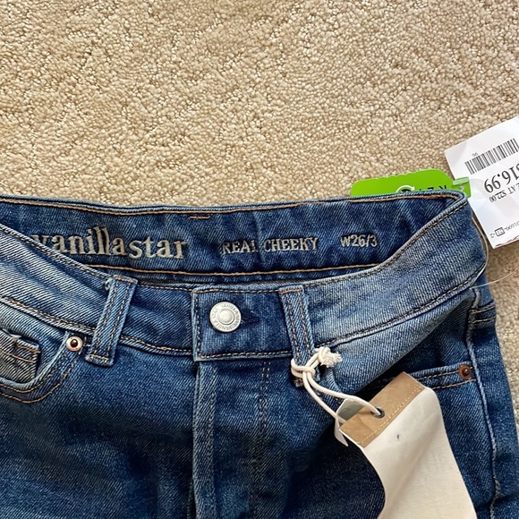 NWT Vanilla Star jeans. Raw hem and distressed medium wash 26w size 3 - Picture 4 of 7